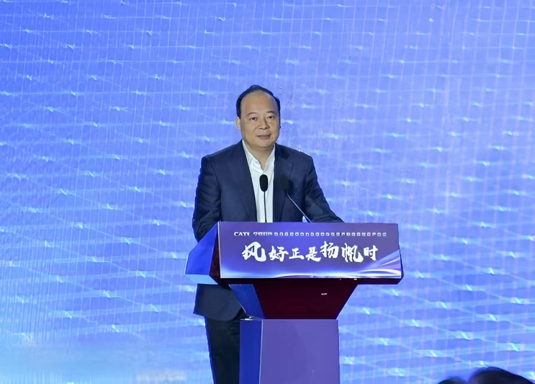 02-配文插图-万利董事长、总经理曾毓群发表致辞.png